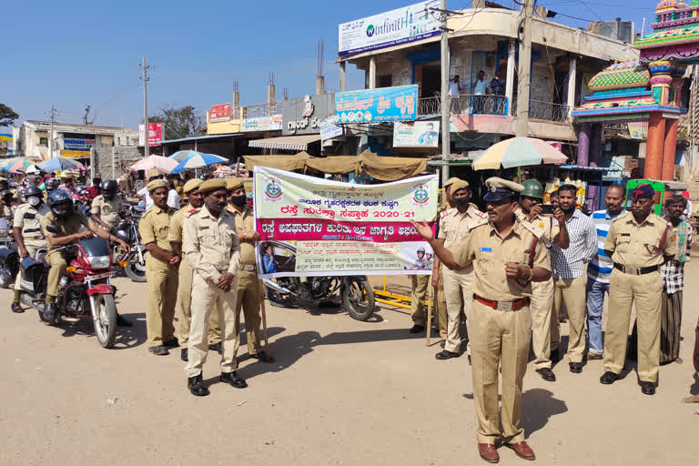 4 deaths per hour in road accidents without helmet