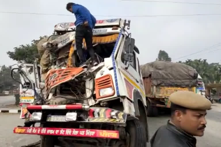 চিৰাঙৰ চিদলীত সামগ্ৰী ভৰ্তি ট্ৰাক দুৰ্ঘটনাগ্ৰস্ত