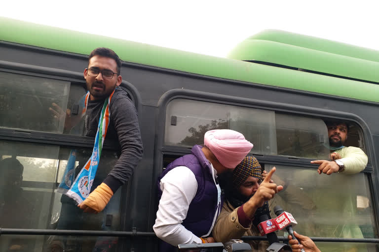 Police forcibly removed Congress MPs sitting at Jantar Mantar in delhi