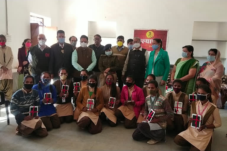 भीलवाड़ा की ताजा हिंदी खबरें, Tablets given to girls in Bhilwara