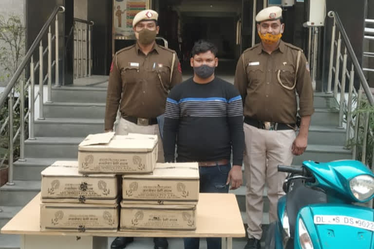 Sarita Vihar police arrested liquor smuggler