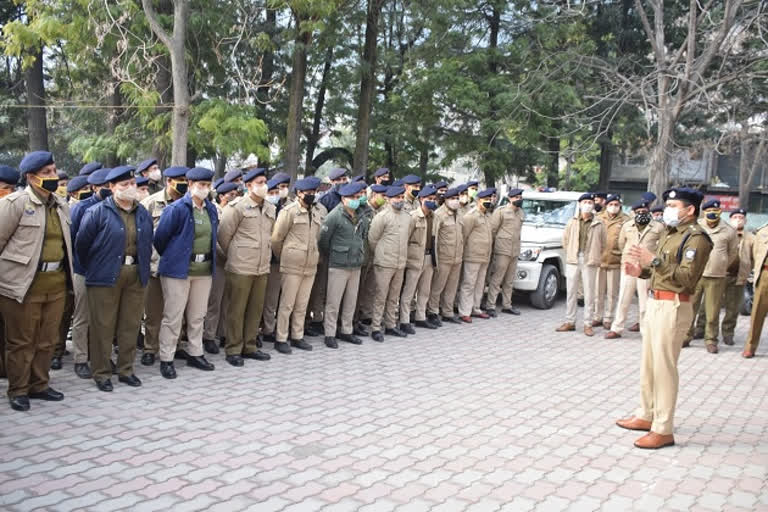 जवानों को आवश्यक दिशा-निर्देश देते हुए एसपी