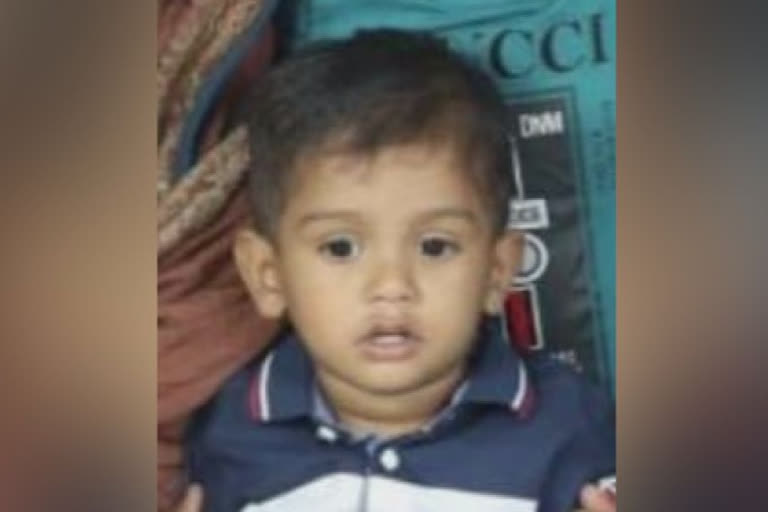 Two-year-old boy dies after being hit by tipper lorry in Malappuram  Two-year-old boy dies  tipper lorry  രണ്ട് വയസുകാരന്‍ മരിച്ചു  മലപ്പുറത്ത് ടിപ്പര്‍ ലോറിയിടിച്ച് രണ്ട് വയസുകാരന്‍ മരിച്ചു  ടിപ്പര്‍ ലോറിയിടിച്ച് രണ്ട് വയസുകാരന്‍ മരിച്ചു  ടിപ്പര്‍ ലോറി  രണ്ട് വയസുകാരന്‍ മരിച്ചു  മലപ്പുറത്ത് ലോറിക്കടിയില്‍പെട്ട് രണ്ട് വയസുകാരന്‍ മരിച്ചു