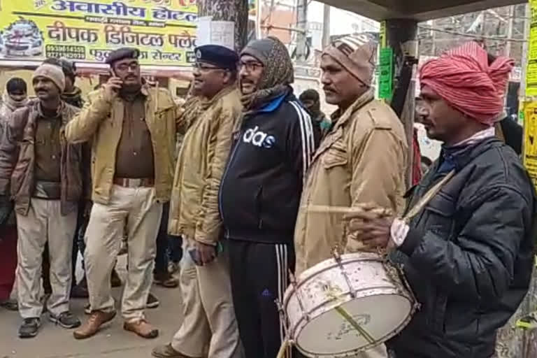 इश्तेहार चिपकाने पहुंची पुलिस