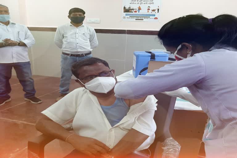 bijapur-cmho-dr-br-pujari-gets-vaccine-of-corona