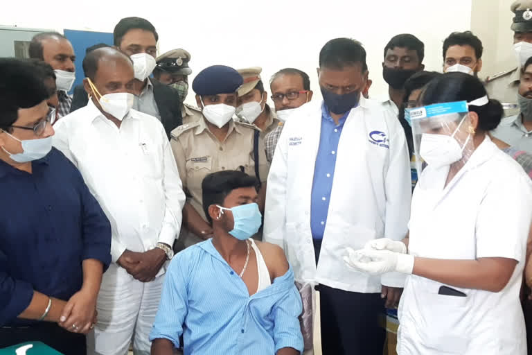 chamrajnagar corona warriors gets kovid vaccination