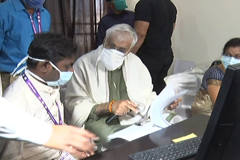 Health Minister TS Singhdeo reached vaccination center of raipur