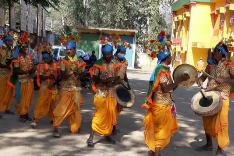 Presentation of Karma  dance outside the sitapur vaccination center