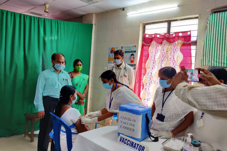 MLA Haripriya inaugurated the Kovid vaccination program at a government hospital here