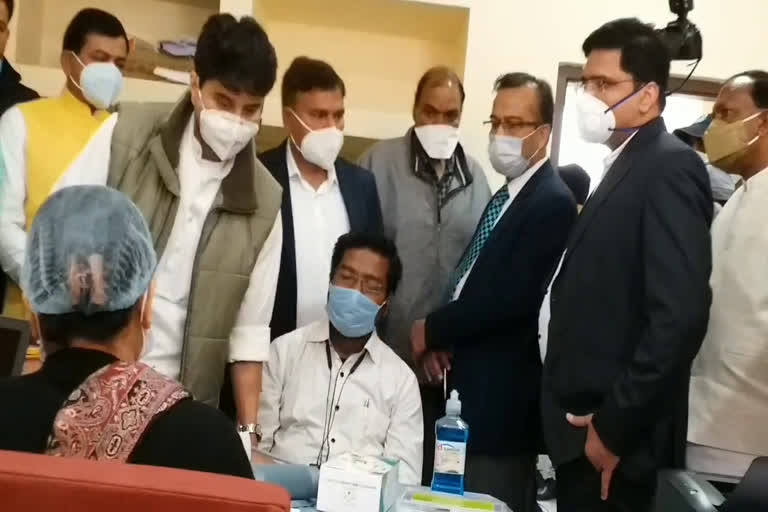 BJP MP Jyotiraditya Scindia reached vaccine center in gwalior