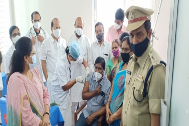 covid vaccine distribution started in jangaon district by chief vip bodakunti venkateswarlu