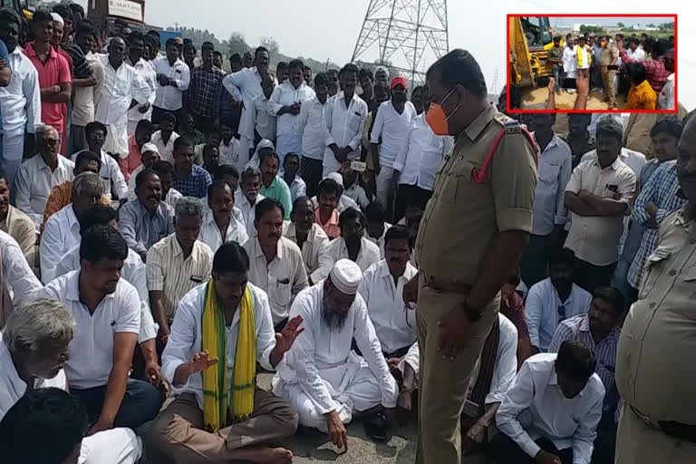 ex mla janardan reddy blocked nanyal banaganapalli road in kurnool district