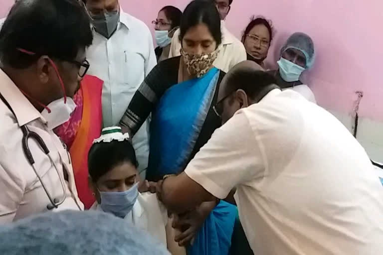 covid vaccine distribution started by mla padma devender reddy in medak govt hospital