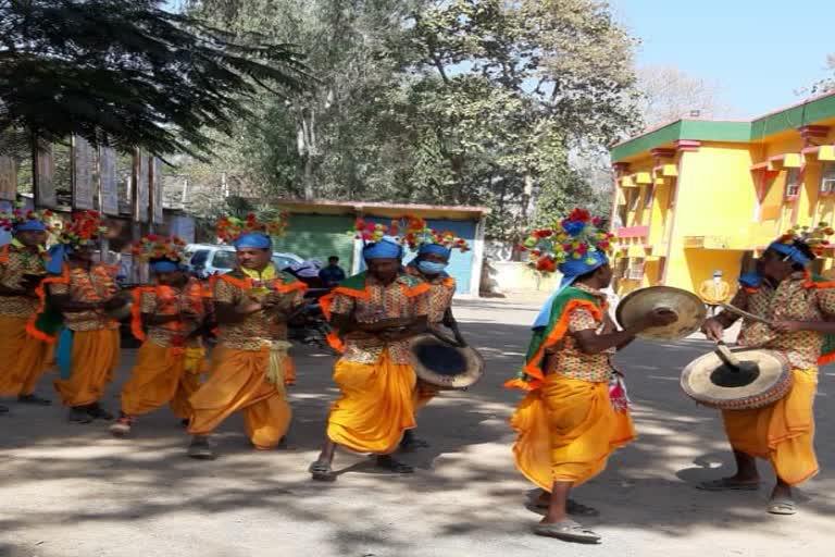 villagers-perform-karma-dance-outside-the-vaccination-center-in-sarguja