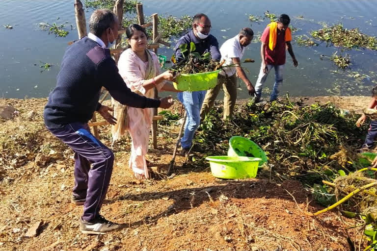 Mayor Safira Sahu contributed to the Dalpat Sagar cleanliness campaign