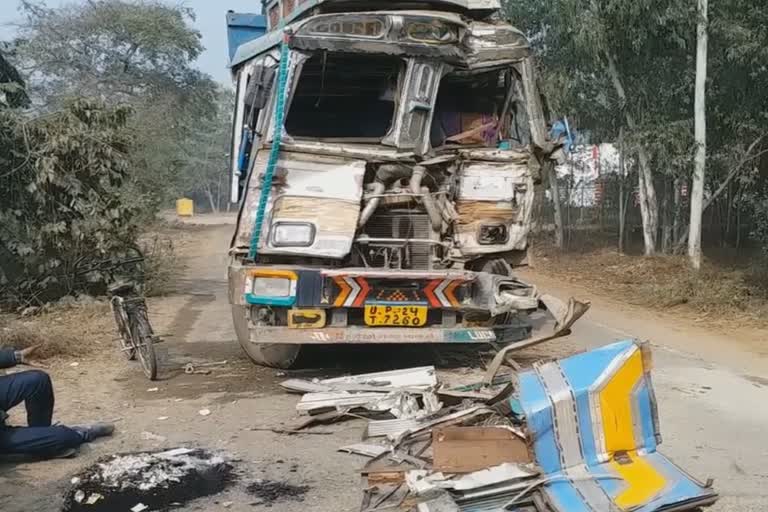 road accident due to fog in badaun