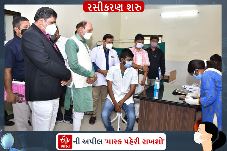 દહેરી ખાતે આરોગ્‍ય પ્રધાન કિશોર કાનાણીએ વેક્સિનેશનનો શુભારંભ કરાવ્‍યો