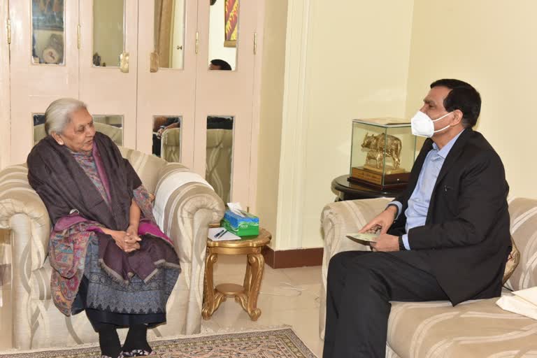 former ias arvind kumar sharma meet governor anandiben patel in lucknow