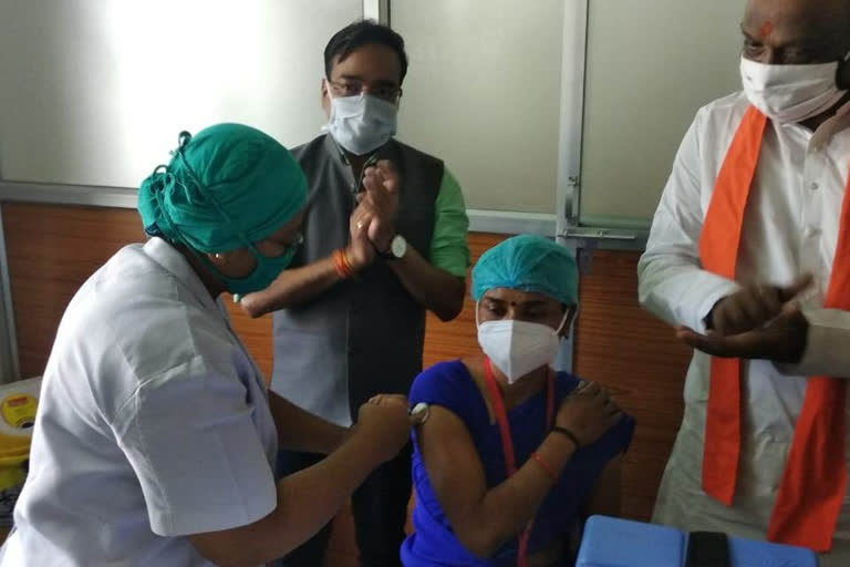 Woman sweeper Manju Arya gets her first vaccine for Corona