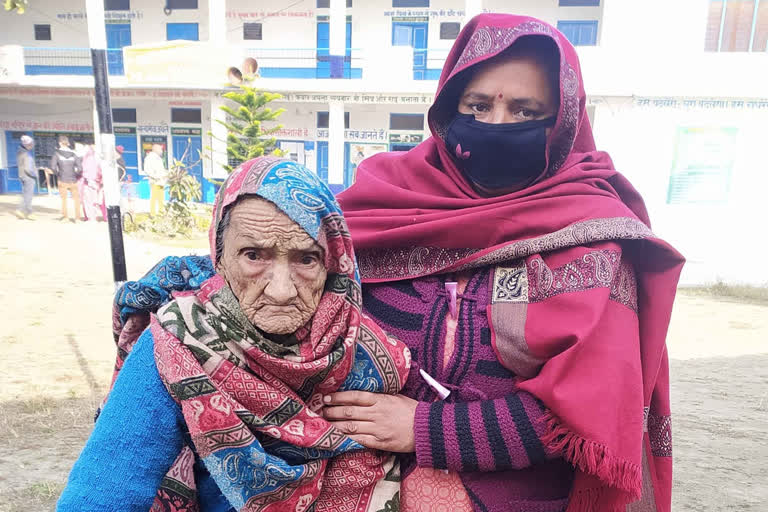 90 year old woman cast her vote