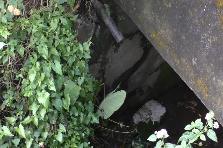 toilet waste is flowing into bark in Santhanpaara  ശാന്തൻപാറയിൽ മാലിന്യം തോട്ടിലേക്ക് ഒഴുക്കുന്നു  കക്കൂസ് മാലിന്യം ഒഴുക്കുന്നതായി പരാതി  Waste dumping in public place in santhanpaara