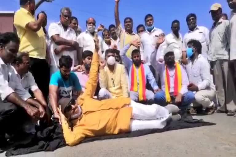 vatal nagraj held  sleep on road protest for talavadi