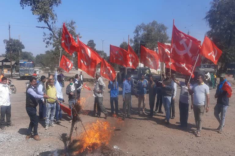 cpim-protest-against-railway-management-to-demand-passenger-trains-run-from-kusmunda-in-korba