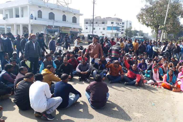 para-teachers-surrounded-house-of-mla-amba-prasad-in-hazaribag