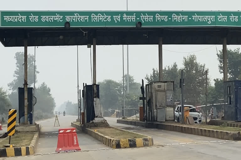 Firing on toll plaza bhind