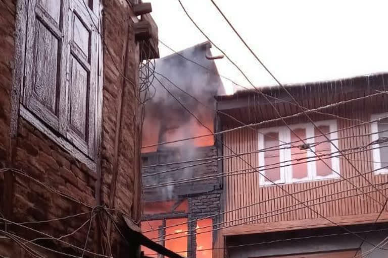 fire breaks out again in nawakadel