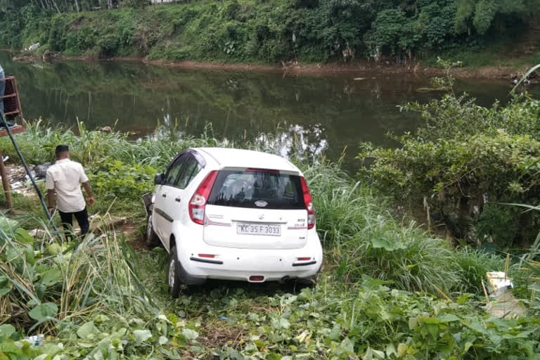 car accident erattupetta  നിയന്ത്രണം വിട്ട കാര്‍ ബൈക്കിലിടിച്ച് അപകടം  ആളപായമില്ല  അപകടങ്ങൾ തുടർക്കഥയാകുന്നു