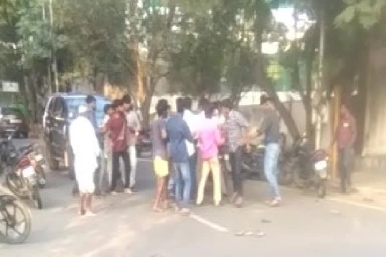 A scuffle broke out between two gangs in Hyderabad. Jubileehills‌ The main road was attacked for almost half an hour.