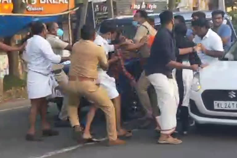 Ganesh Kumar MLA  pelted stones at vehicle of KB Ganesh Kumar MLA  കെ.ബി.ഗണേഷ് കുമാർ എംഎൽഎയുടെ വാഹനത്തിന് നേരെ കല്ലേറ്  അഞ്ച് യൂത്ത് കോൺഗ്രസ് പ്രവർത്തകർ പിടിയിൽ