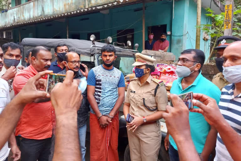 malappuram ganja seized  malappuram crime news  malappuram ganja news  മലപ്പുറം കഞ്ചാവ് വേട്ട  മലപ്പുറം കുറ്റകൃത്യ വാർത്തകൾ  മലപ്പുറം കഞ്ചാവ് വാർത്തകൾ