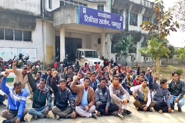 outsourcing-personnel-protest-in-civil-surgeon-office-in-pakur