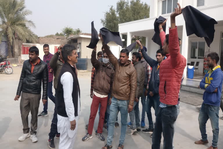 churu youth congress worker,  black flags