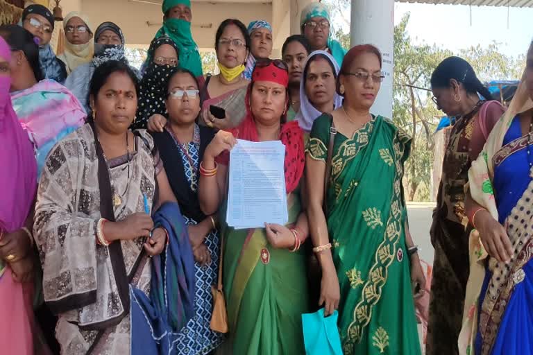 anganwadi women workers submitted memorandum