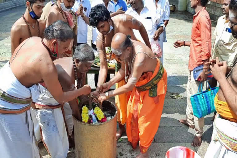 பாத்திரத்தில் தென்பெண்ணையாற்று தண்ணீர் : அண்ணாமலையார் கோயில் தீர்த்தவாரி