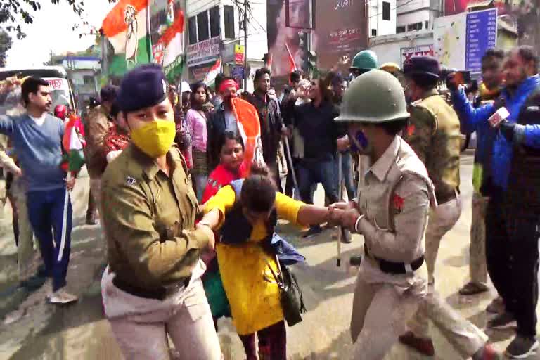 congress sponsored bandh evokes mixed responses picketers arrested