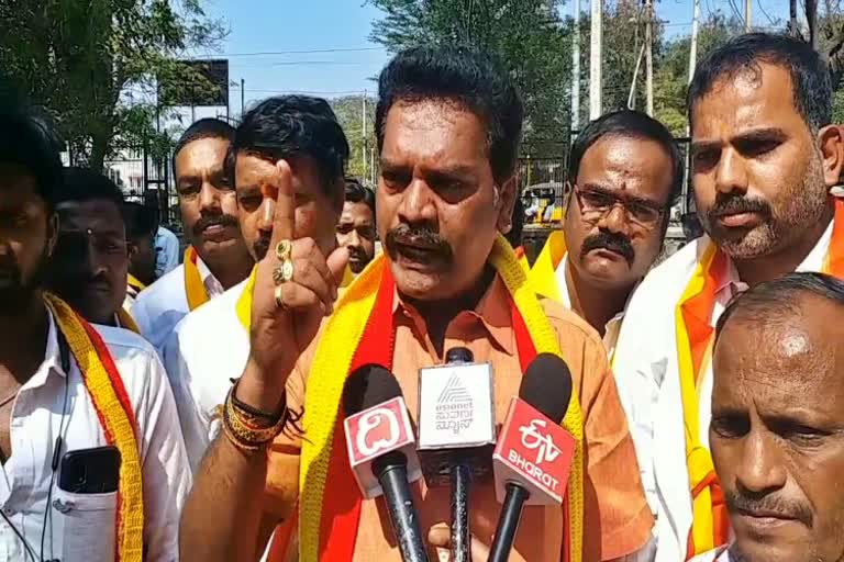 karanataka rakshana vedike activistes protest in bellary