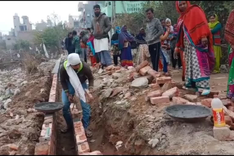 people of Pappu Colony started the drain construction themselves