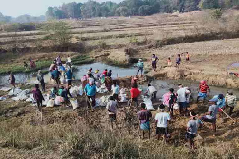 people-built-a-dam-in-surunda-village-by-doing-shramdaan-in-khunti