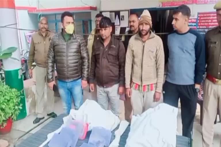 पुलिस की गिरफ्त में अभियुक्त.