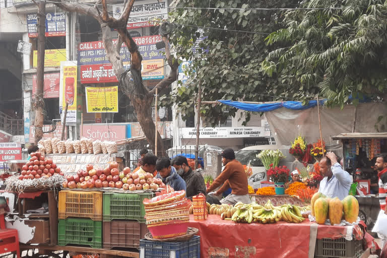 सड़क किनारे लग रही दुकानें