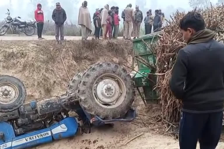 ट्रैक्टर ट्राली पलटने से एक युवक की मौत