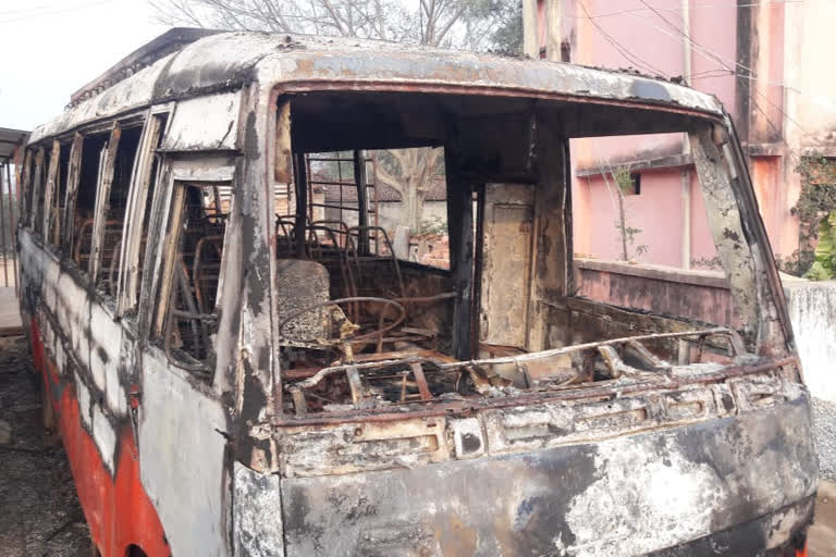 criminals set fire to passenger bus in latehar