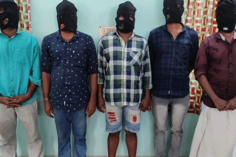 unidentified persons robs 76 lakh from Kerala jeweler car on National Highway uses police dress