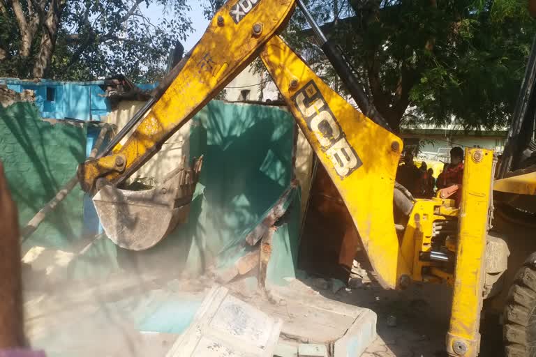 Bulldozer on drug mafia Ravi Kala construction in Indore