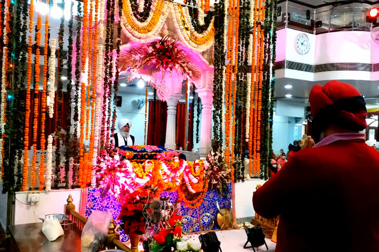 langar in gurdwara on Prakash Parv, सिख धर्म के दसवें गुरु गुरु गोविंद सिंह