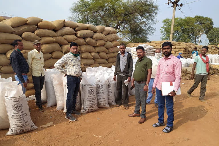 120 quintals of paddy seized in kawrdha